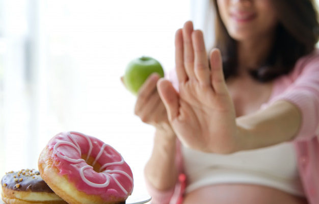Saiba quais são os 10  alimentos a evitar durante a gravidez 🧀🍤🥛🐟🤰💙